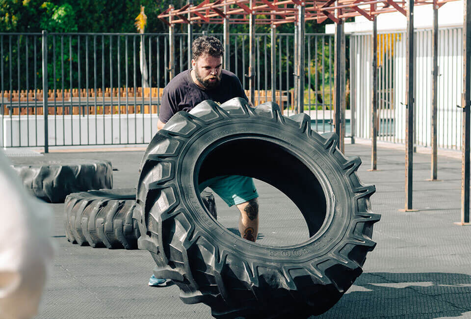 Hélio training with a tractor tyre