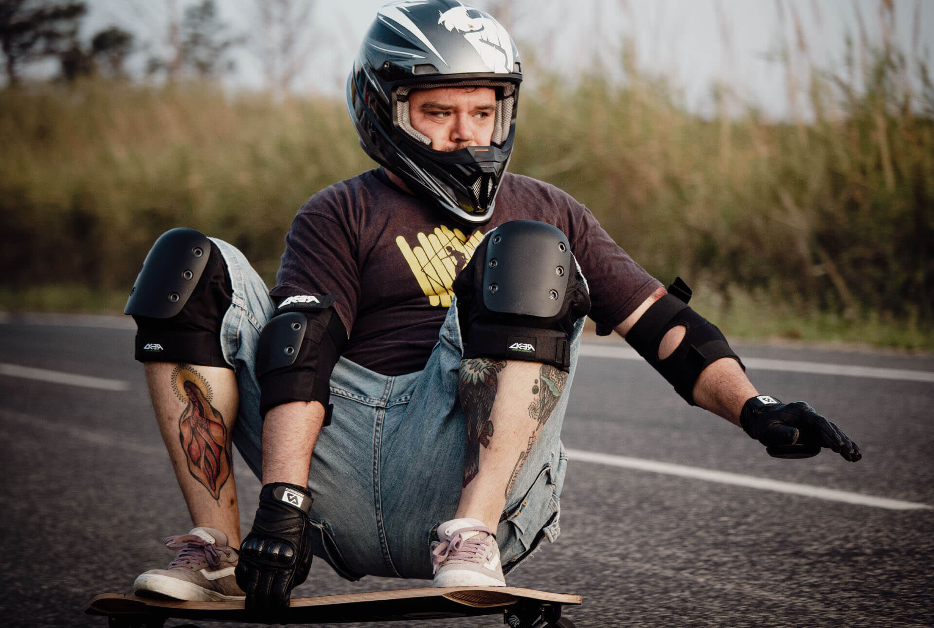 Hélio in full protective gear on the road