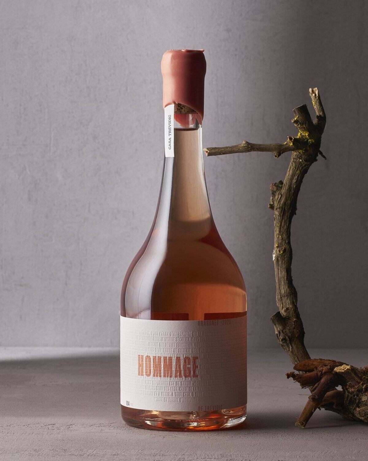 Hommage rosé with a vine branch