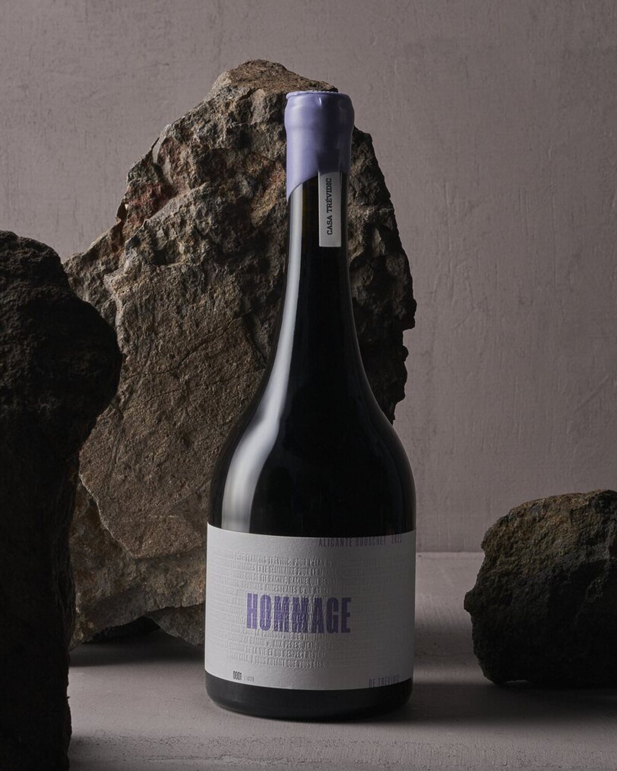 Hommage red wine between stones