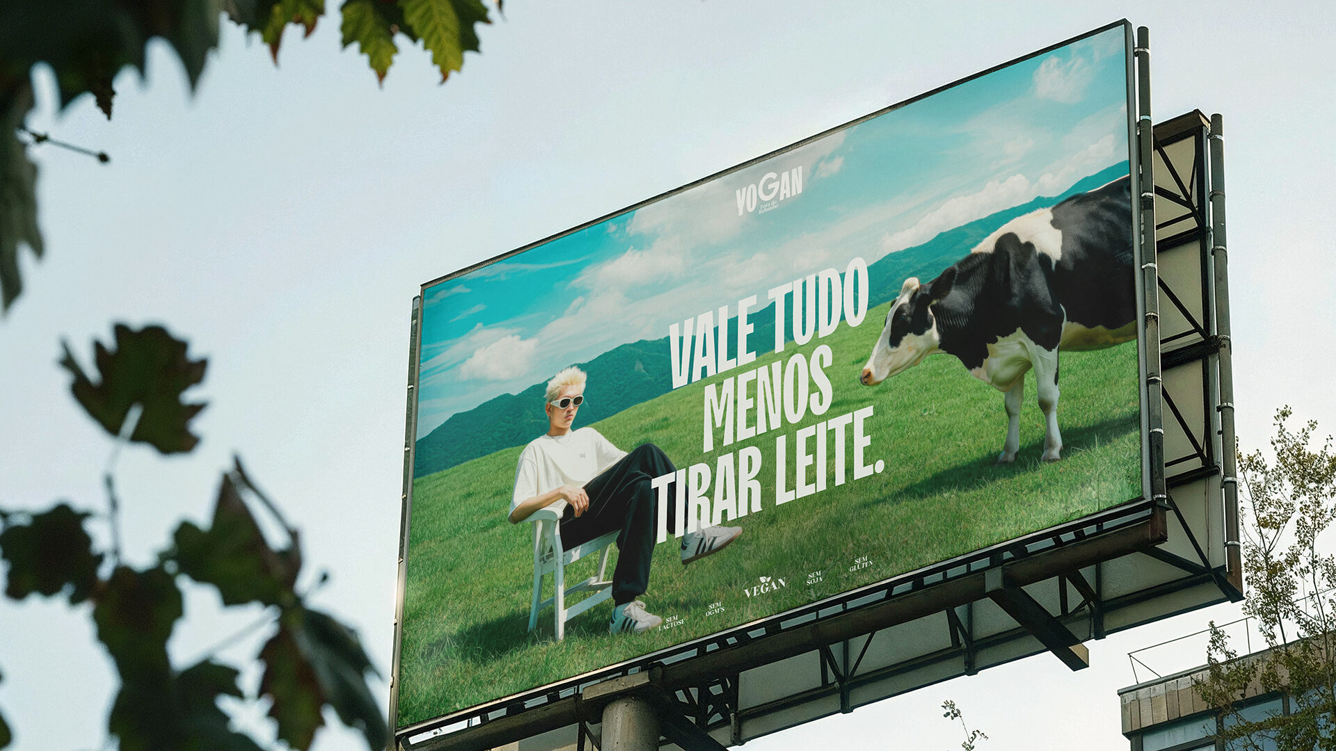 Yogan billboard: Vale tudo menos tirar leite